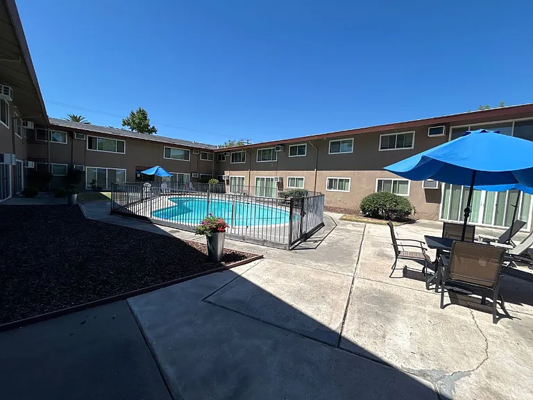 2941 Marconi — Photo 2