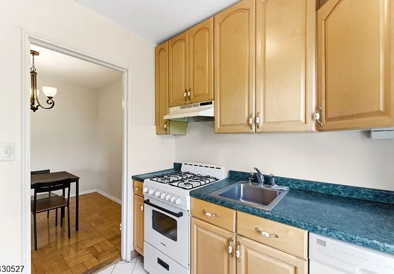 415 Claremont Ave — Photo 15