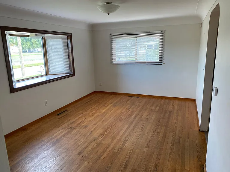 1140 Maple Ave — Photo 2