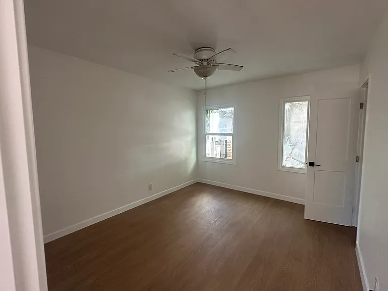 17411 Victory Blvd — Photo 7