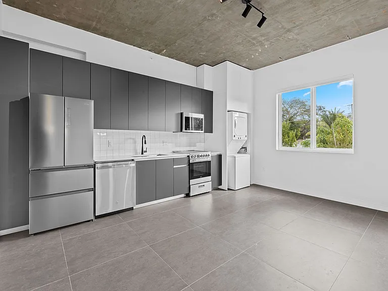 315 NW 32nd St — Photo 2