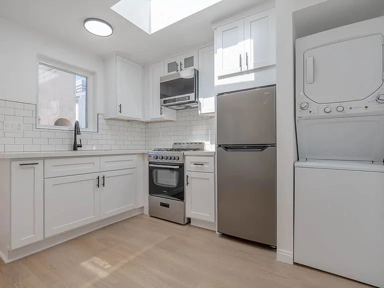 6221 W 6th St — Photo 4
