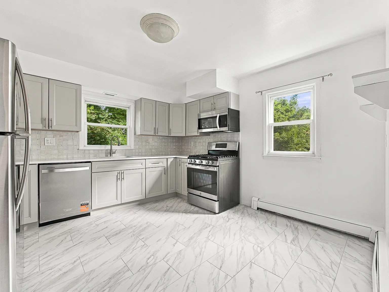 3 bed, 1.5 bath, 1375 sqft, $3,800 — Photo 2