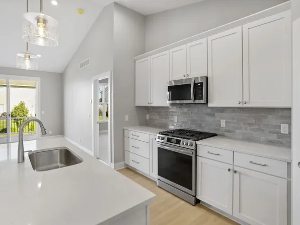 11909 Smithfield Dr, Holland, MI 49424