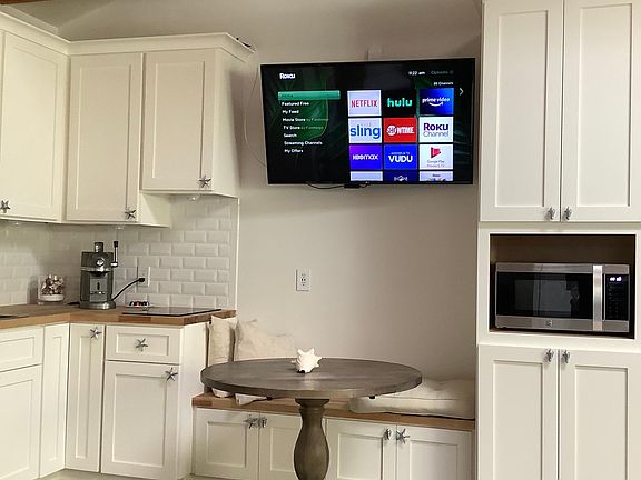 WiFi tv included. Convection microwave. Strong WiFi. Table to eat & work