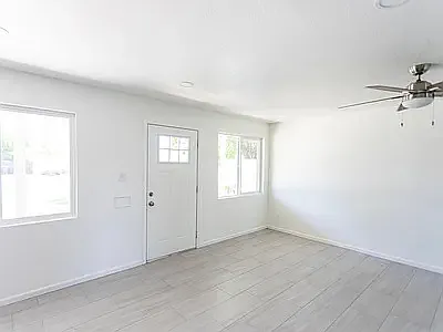 1506 E Clarendon Ave — Photo 2