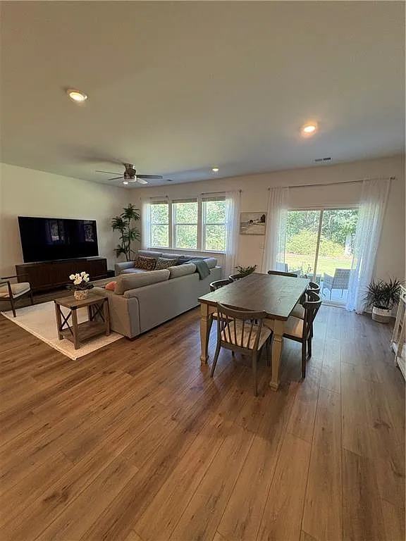 3 bed, 2.5 bath, 1867 sqft, $2,390 — Photo 2