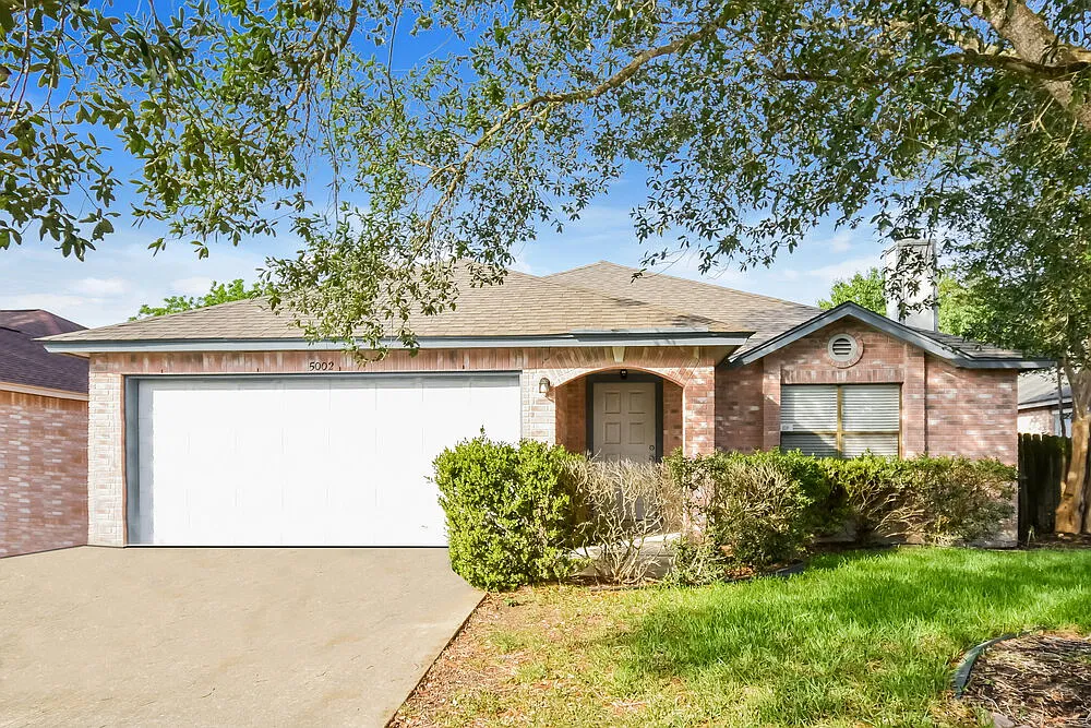 3 bed, 2.0 bath, 1913 sqft, $1,845 — Photo 1