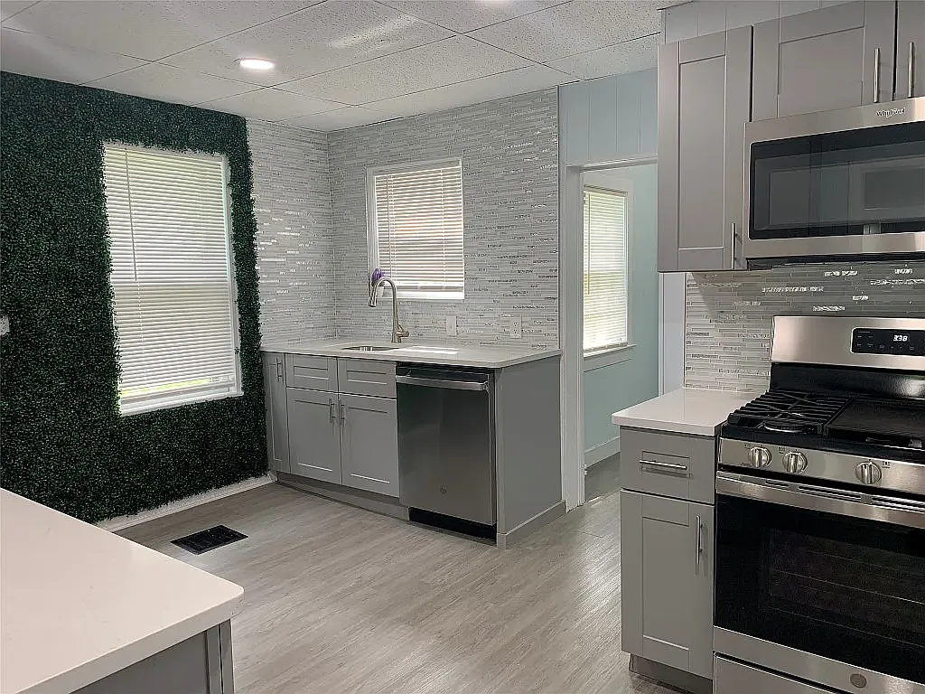 6 bed, 2053 sqft, $4,620 — Photo 1