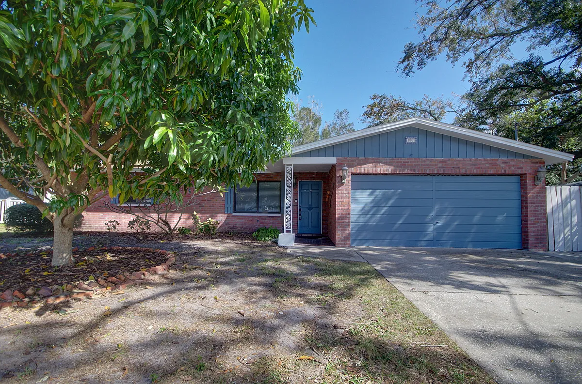 Building Photo - 1363 Essex Dr