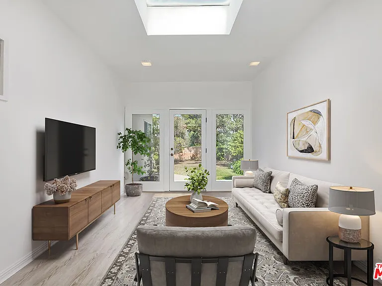 212 N Palm Dr — Photo 7
