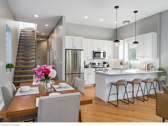 5th image of 2047 N Mozart St Unit 3