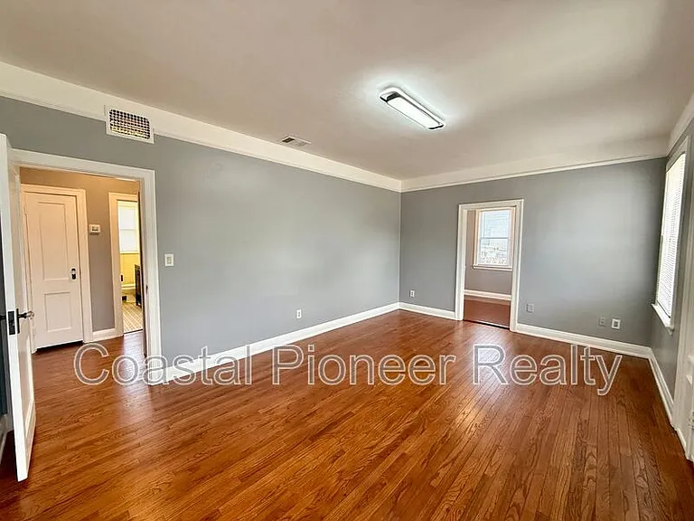 2323 W North B St — Photo 3