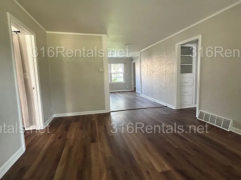 2546 S Pattie Ave — Photo 2