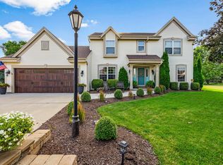 1319 Redwing Dr, Oconomowoc, WI 53066