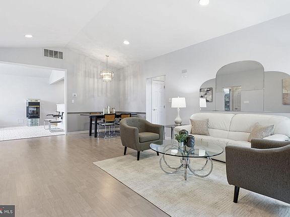5th image of 307 Starflower Ln