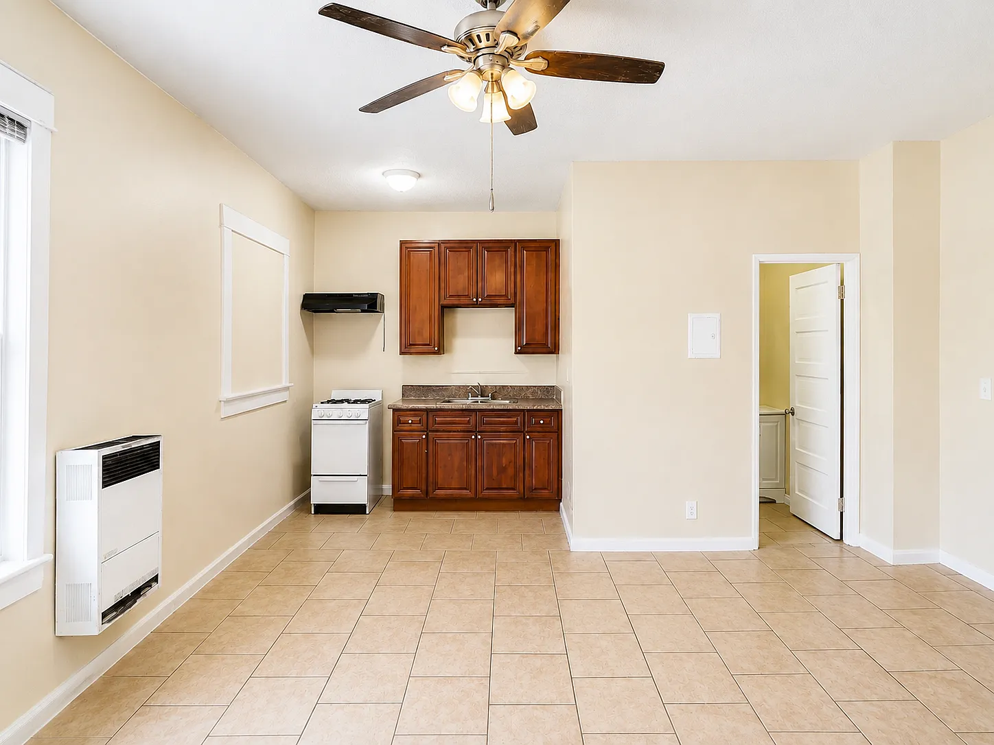 Sunny South-Facing Studio in East LA Move-In Ready — Photo 3