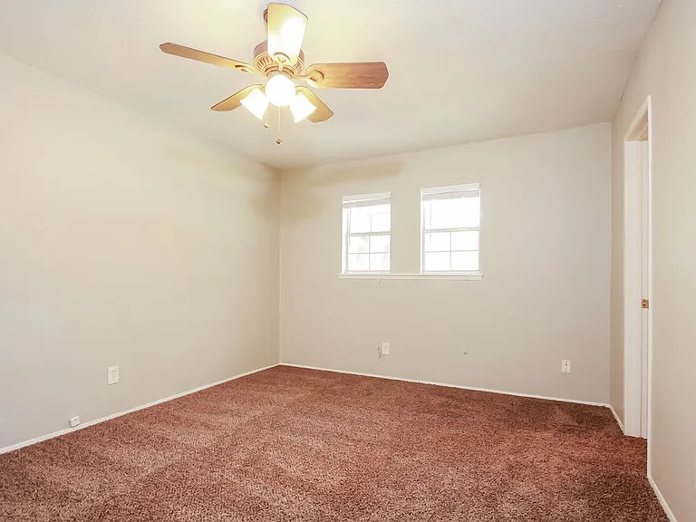 1050 Brownwood Dr — Photo 8