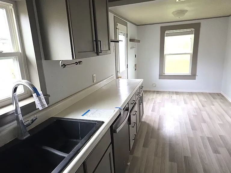 612 N Adelaide St — Photo 5