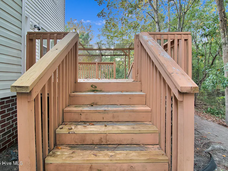 102 Huntington Ct — Photo 31