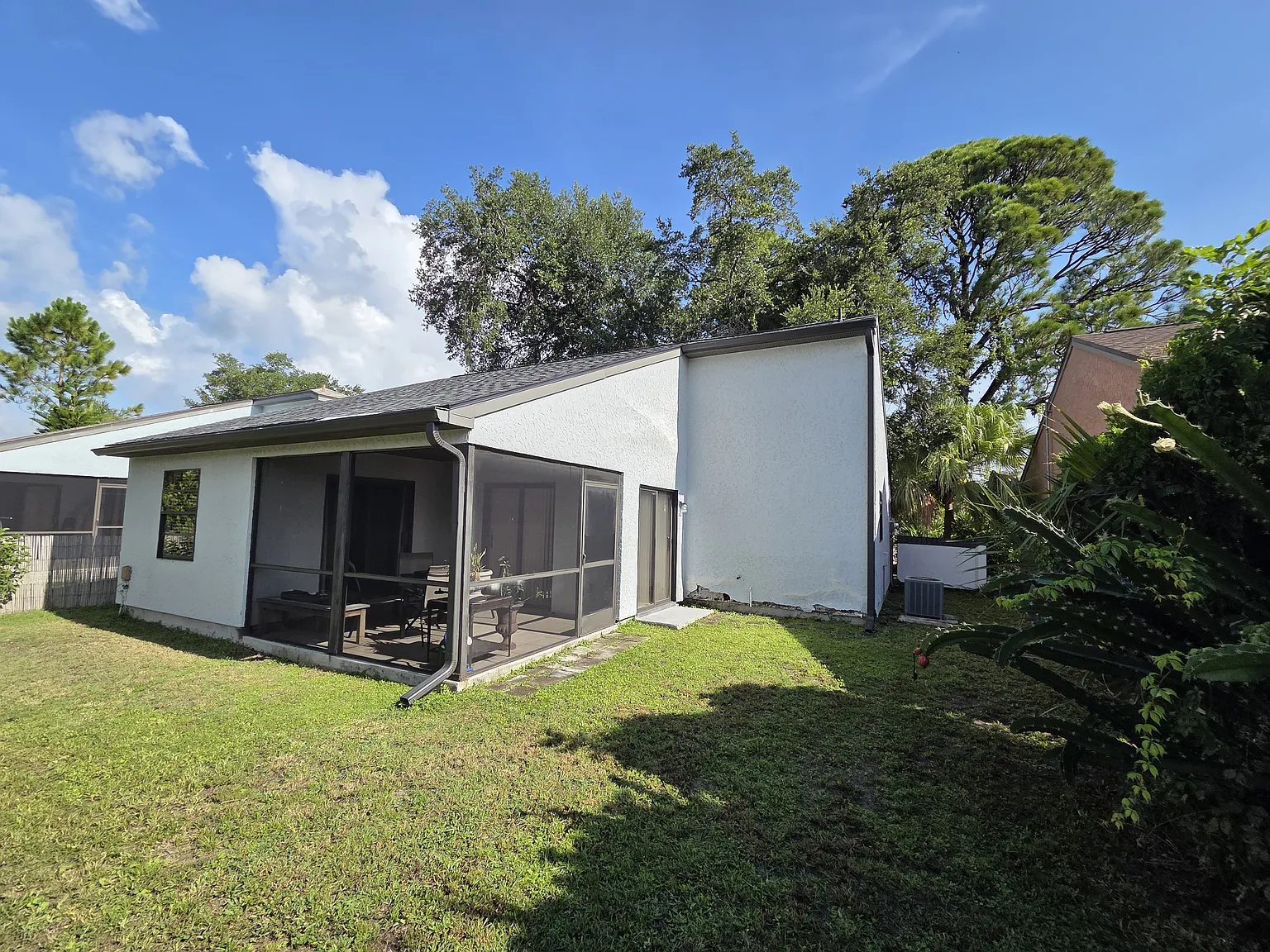 2 bed, 825 sqft, $2,300 — Photo 3