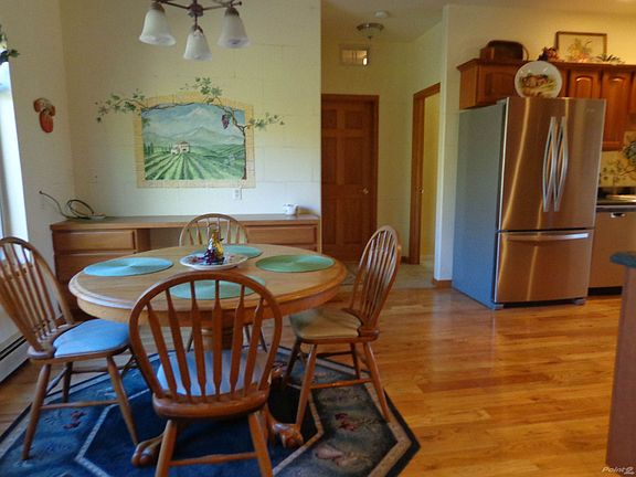 Spring Valley Kitchen Eat-In Area