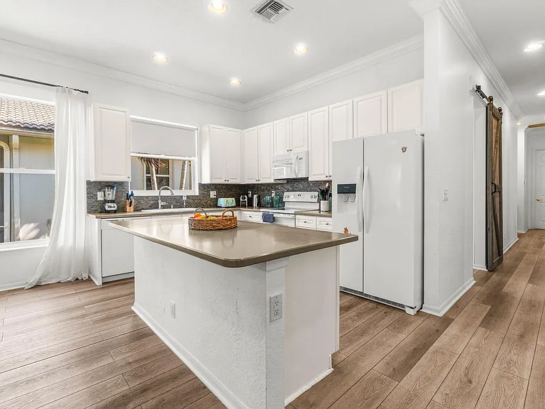 4621 Windward Cove Ln — Photo 32
