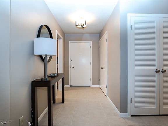 2nd image of 22655 Chagrin Blvd Unit 402