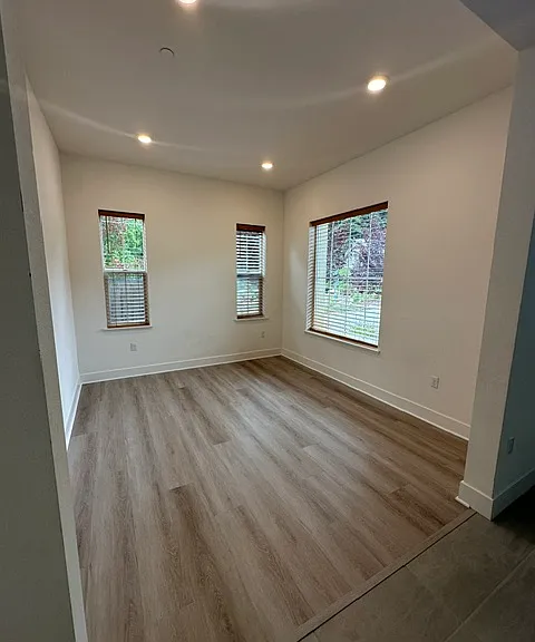 100 Village Ln — Photo 30