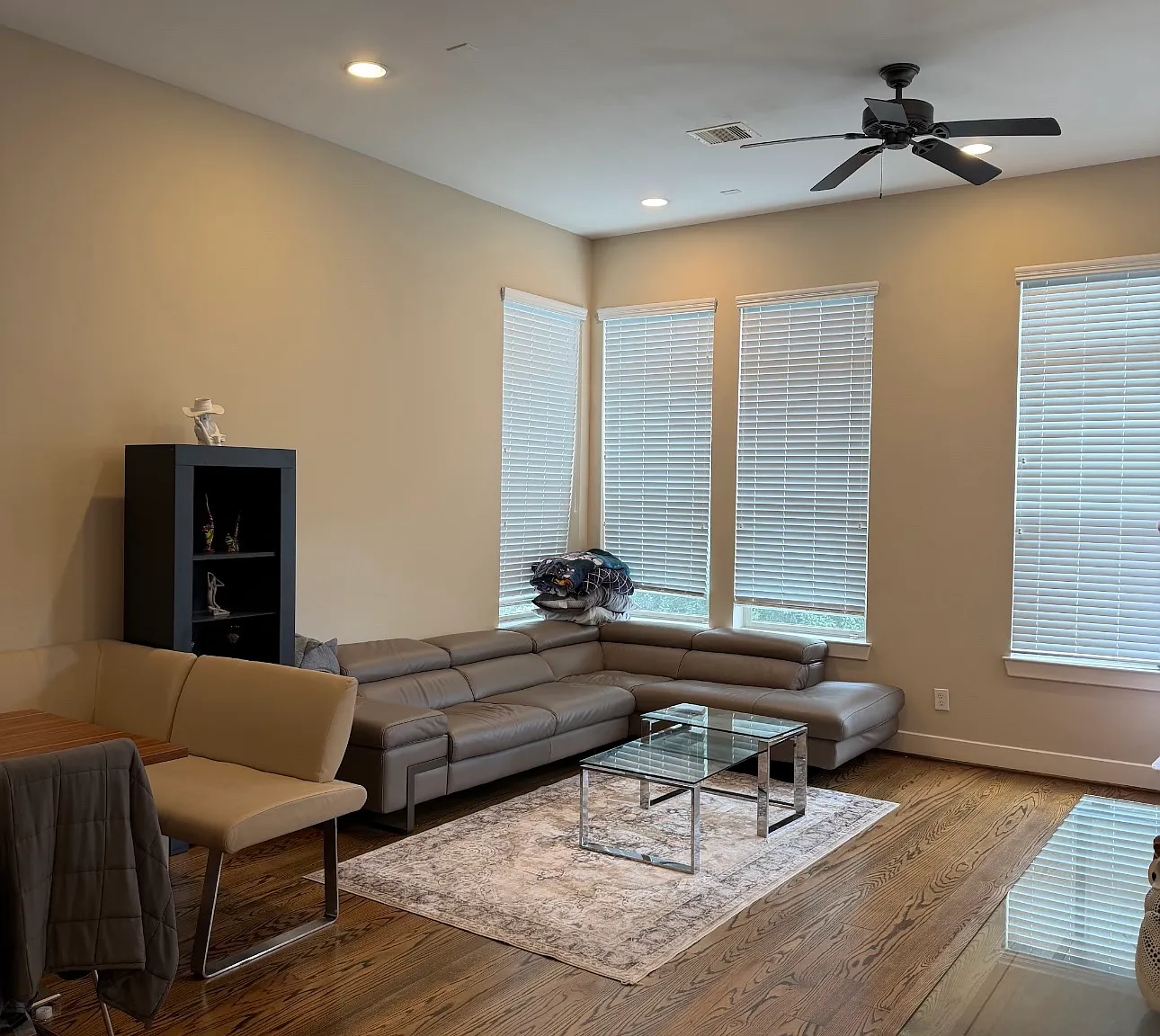3 bed, 2122 sqft, $900 — Photo 1