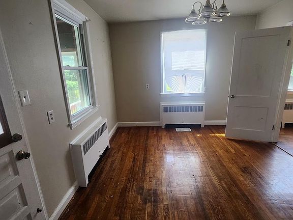 5th image of 3209 Leslie Ave
