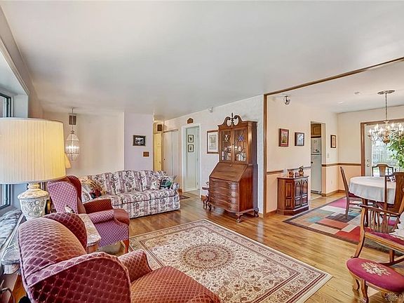 3rd image of 220 Orchard Hill Dr