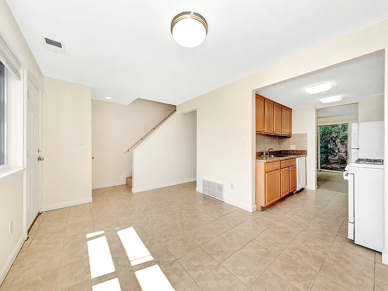 2 Essex Ln #B4 — Photo 5