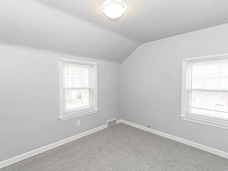 1104 Shadycrest Dr — Photo 10