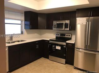 521 NW 99th Way, Pembroke Pines, FL 33024