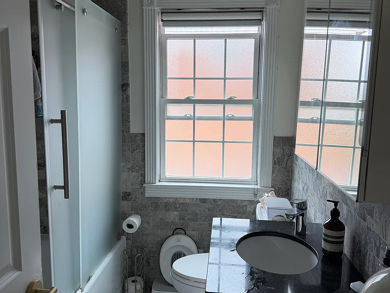 73 New England Ave — Photo 14