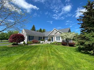 15 Mid Ponds Ln, Pittsford, NY 14534