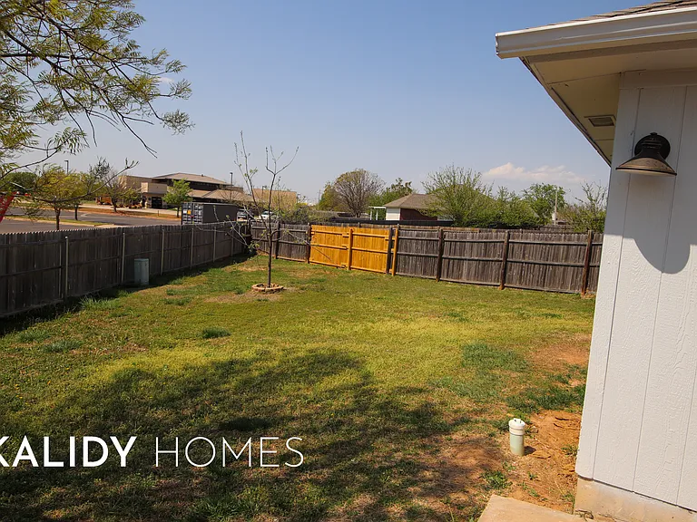 1400 Buena Vista Cir — Photo 5