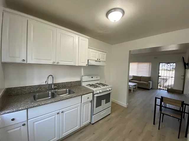 1245 W 88th St #6 — Photo 3