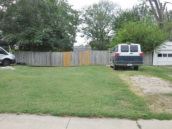 3rd image of 1008 S Halliburton St