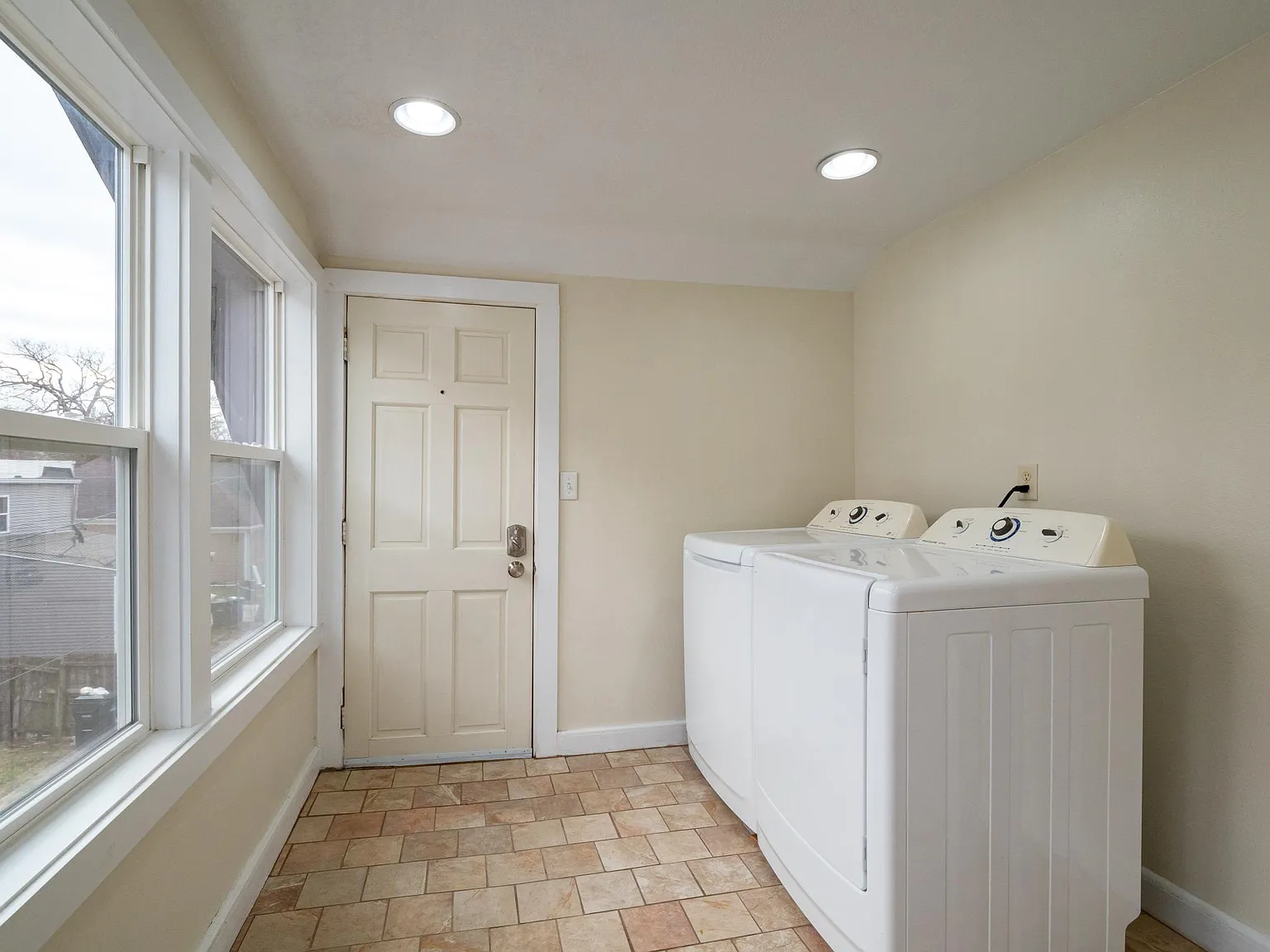 1 bed, 900 sqft, $1,050 — Photo 2