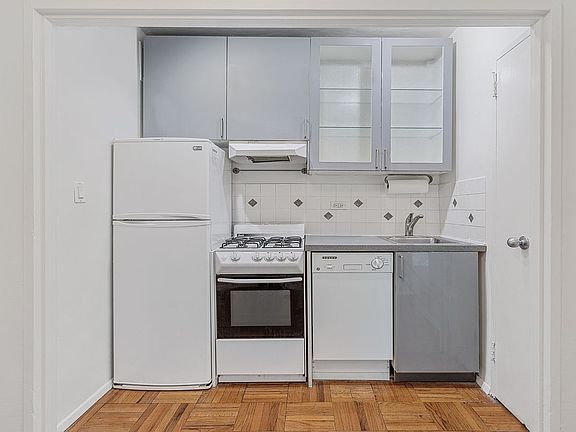 4th image of 570 Grand St APT H1103