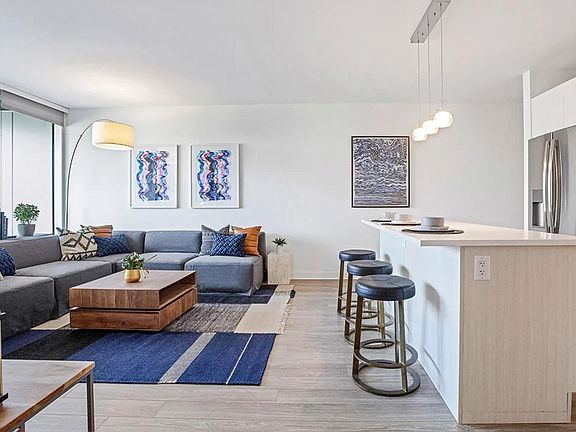 4th image of 900 W Fullerton Ave #604