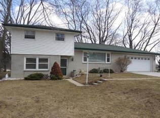 W151N6964 Glenview Ct, Menomonee Falls, WI 53051