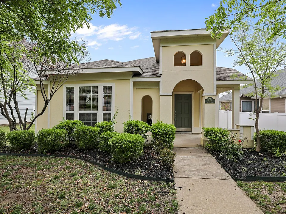 1104 Grey Fox Dr