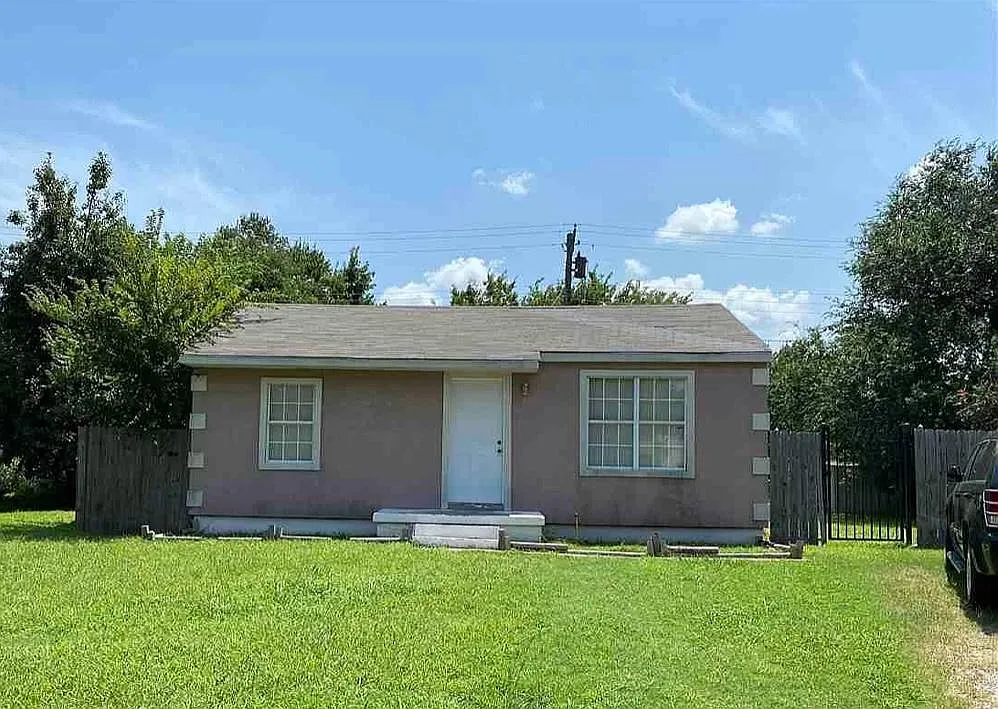 1225 SW 25th Pl — Photo 2