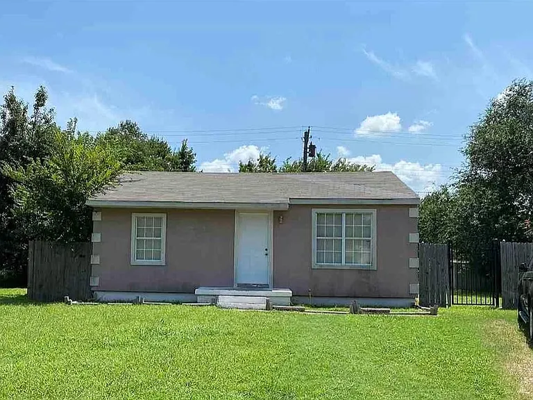 1225 SW 25th Pl — Photo 2