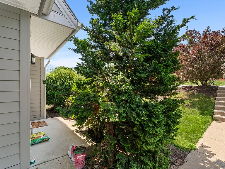 105 Knollwood Ct — Photo 2