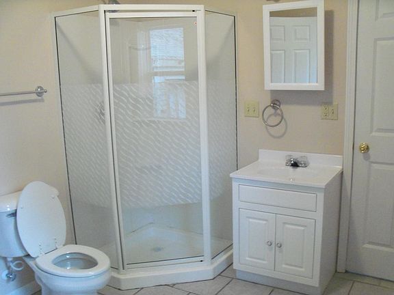 First floor bathroom/Laundry