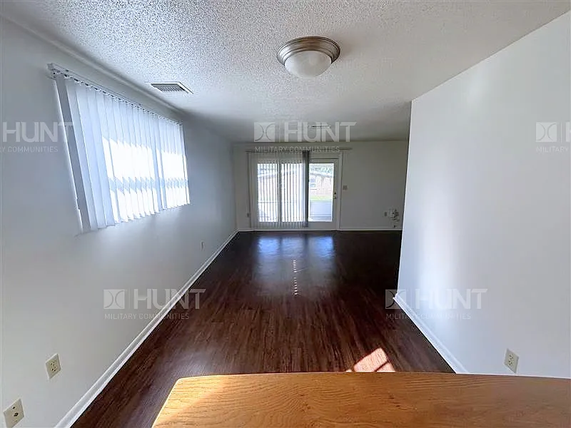 3 bed, 1.5 bath, 1301 sqft, $1,625 — Photo 3